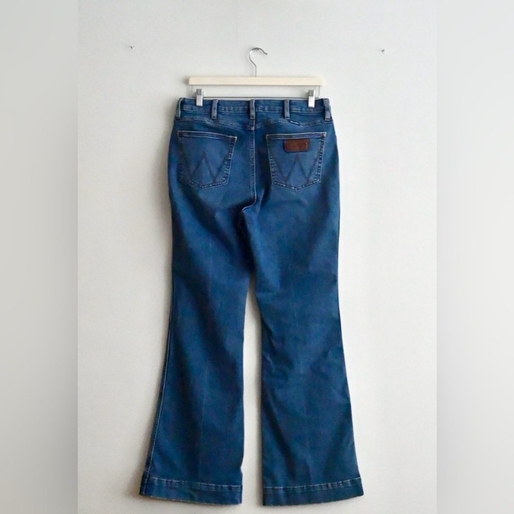 Wrangler Bootcut Jeans | Medium Wash Stretch Denim | 32” Inseam | Classic Fit